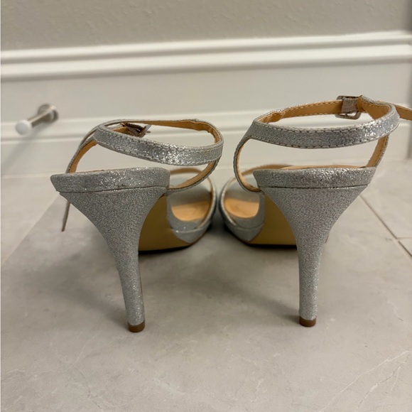 Badgley Mischka Shimmering Silver Heels size 8.5 - Picture 7 of 7